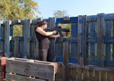 Fille jouant au laser game outdoor