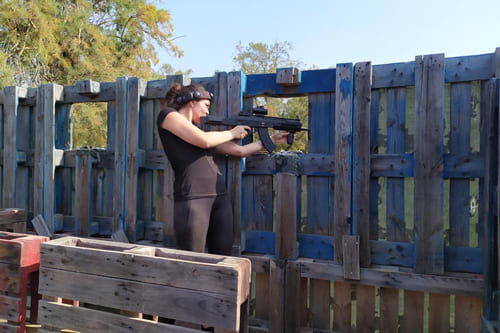 Fille jouant au laser game outdoor
