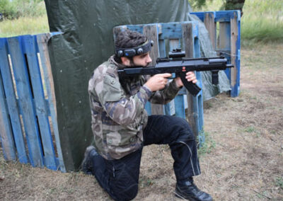 Adulte jouant au laser game nomade