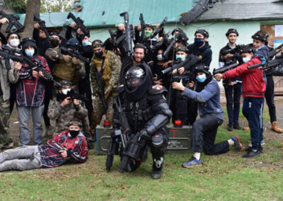 Groupe de jeunes jouant au laser game avec le scénario Mastodonte, en pleine nature.