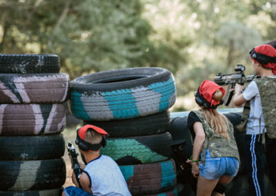 Enfant jouant au laser game en plein air