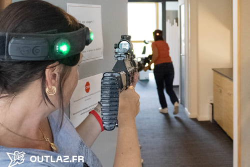 Laser game entre collègue dans les bureaux Laser game entre collègue dans les bureaux